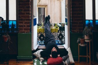 Emir Can İğrek’in Yeni Teklisi “Balkon” Yayında!